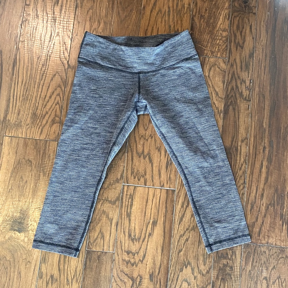 LULULEMON Cropped 19” Dark Grey patterned mid-rise leggings